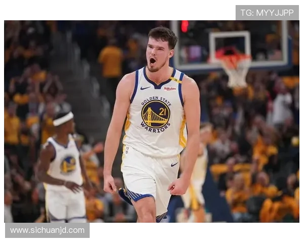 波斯特击地精准妙传助攻 库里外线三分轻松命中再显神勇